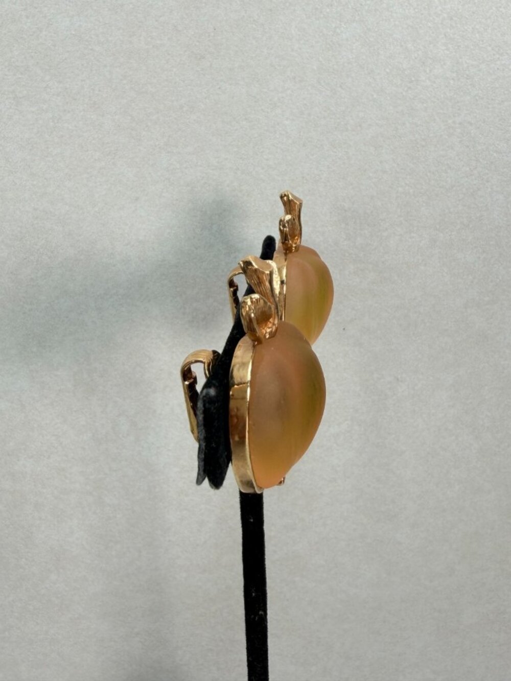 Sarah Coventry Signed Lucite Cabochon Gold Toned Apple Clip On Earrings - Picture 3 of 10